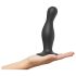 Strap-on-me Curvy L - bølget sugedildo (svart)